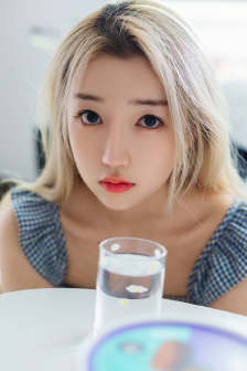 刷子刷女生子脚底心羽毛